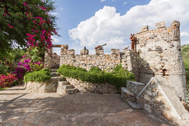 Hostal Medieval Берналь Екстер'єр фото